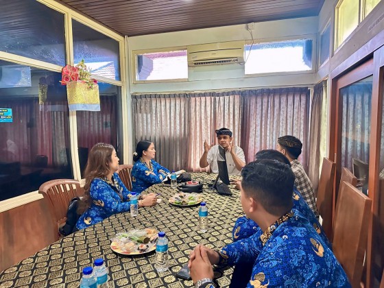 Study Tiru Ke Bagian Hukum Gianyar Terkait Pengelolaan Jaringan Dokumentasi dan In formasi Hukum Study Tiru Ke Bagian Hukum Gianyar Terkait Pengelolaan Jaringan Dokumentasi dan In formasi Hukum